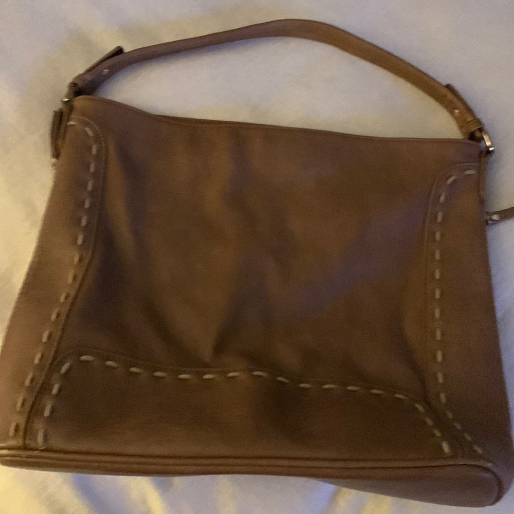 Brown faux leather shoulder bag. Zipper closure. Excellent condition